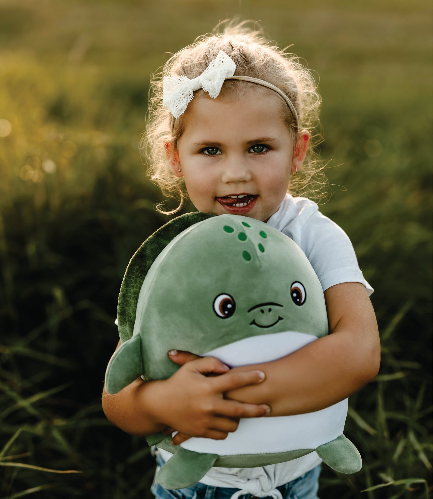 Enfant tenant une grande peluche promotionnelle personnalisée